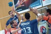 HCK-Spieler Aleksandar Radovanovic (links) konnte sich nur selten in Szene setzen. (Bild: Pius Amrein (Kriens, 23. September 2018))