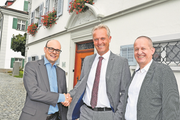 Vor dem Rathaus: Mathias Bachmann (links) und Bezirksammann Armin Tresch (rechts) gratulieren dem neuen Bezirksrat Roman Schlömmer. (Bild: Edith Meyer (Küssnacht, 23. September 2018))