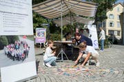Fürs Mikadospiel braucht’s eine ruhige Hand – alles andere als selbstverständlich für Parkinson-Patienten. Auch Parkinson Schweiz war bei Walk & Talk in Zug vor Ort und informierte. (Bild: Maria Schmid (Zug, 22. September 2018))