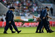St. Gallens Cedric Itten wird abtransportiert. (Bild: Keystone/Gian Ehrenzeller)