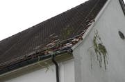 Am Kirchendach entstanden Schäden.