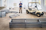 Florian Germann neben den Metallgestängen, die an Schienen für Kamerafahrten erinnern. (Bild: Reto Martin)