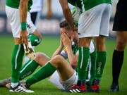 Nach bösem Foul schwer verletzt: St. Gallens Stürmer Cédric Itten (Bild: KEYSTONE/GIAN EHRENZELLER)