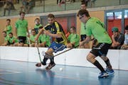 Der Luzerner Flurin Blum (links) versucht den Zuger Raphael Winet bei der Ballkontrolle zu stören. Bild: Dominik Wunderli (Unterägeri, 23. September 2018)
