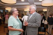 Josef Würsch im Gespräch mit Laudatorin Maria Küchler-Flury. (Bild: Marion Wannemacher (Stans, 21. September 2018))