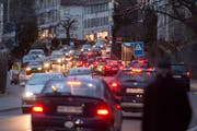 Feierabendverkehr auf der Teufener Strasse. (Bild: Benjamin Manser - 8. Februar 2016)