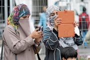 Mit dem Gegenvorschlag des Bundesrates bliebe eine Gesichtsverschleierung weitestgehend erlaubt: Nur bei gewissen Behördenkontakten wäre sie verboten. (Bild: Martial Trezzini/KEY)
