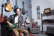 Manuel Christen in seinem Laden «Music Store Schmitz». (Bild: Werner Schelbert (Zug, 21. September 2018))