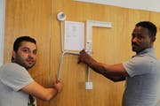 Zwei der acht Flüchtlingen aus dem Kurs, deinstallieren einen Schaltkreis. (Bild: Ines Biedenkapp)