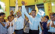 Ibrahim Mohamed Solih (dritter von links) feiert seinen Wahlsieg in der Hauptstadt Male. (Bild: Mohamed Sharuhaan/AP Photo (24. September 2018))