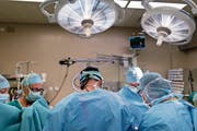 Herzchirurgen führen eine Operation im Universitätsspital Lausanne durch. (Bild: Gaëtan Bally/Keystone, Lausanne, 23. August 2018)