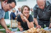 Konzentriertes Verkosten, das aber auch Spass macht: Stadtrat Urs Müller, Fiona Käppeli vom Verein Offenes Gärtnern in Frauenfeld und ein weiterer interessierter Besucher probieren und notieren. (Bild: Andrea Stalder)