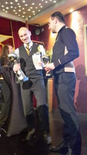 Dan Erbert freut sich über den Pokal, der ihn als besten Schweizer Croupier ausweist. (Bild: PD)