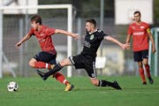 Perlen-Buchrains Simon Fecker (links) wird vom Tessiner Gianluca Santillo unsanft von den Beinen geholt. (Bild: Philipp Schmidli (Buchrain, 22. September 2018)