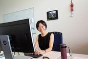 Eva Wang, Unternehmensleiterin der Wattwiler Heberlein AG, verbringt den Grossteil ihrer Arbeitszeit am Computer. (Bild: Martin Knoepfel)