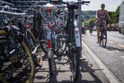 Die Veloparkplätze an der Bahnhofstrasse sind oft überfüllt. Bild: Boris Bürgisser (Luzern, 28. Mai 2018)