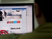 Kindesmissbrauch, Tiersex und Enthauptungen: Facebook-Mitarbeiter werden bei der Arbeit auf dem Online-Netzwerk mit schlimmen Bildern konfrontiert. (Bild: KEYSTONE/AP/Sebastian Scheiner)