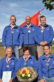 Vorn von links: Christof Arnold, Alice Arnold, Ivo Barandun. Hinten, von links: Marcel Bütler, Michel Stuber und Bruno Gössit. (Bild: PD)