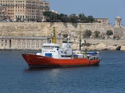 Suche nach dem «sicheren Hafen»: Das Rettungsschiff «Aquarius» mit dutzenden Flüchtlingen an Bord, bat Frankreich am Montag um eine offizielle Anlegeerlaubnis im Hafen von Marseille. (Bild: KEYSTONE/EPA/DOMENIC AQUILINA)