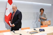 Treten sie beide am Freitag zurück? Bundesrat Johann Schneider-Ammann, vorne, und Bundesrätin Doris Leuthard vor ihrer Medienkonferenz vom Sonntag zu den Abstimmungen. (Bild: KEYSTONE/Peter Klaunzer (Bern, 23. September 2018)
