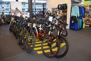 Nicht mehr nur bewegungsscheue Menschen, sondern auch Sportler wie Mountainbiker interessieren sich für E-Bikes.