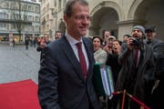Auch Bildungsdirektor Reto Wyss (CVP) wird im Dokumentarfilm über die Luzerner Finanzpolitik vorkommen. Hier wird er von als Filmemacher verkleideten Kulturschaffenden in die Kantonsratssession begleitet. (Bild: Dominik Wunderli, Luzern 4. Dezember 2017)