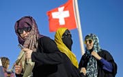 Viele assoziieren mit einem Burkaverbot die Hoffnung, etwas Fremdes ausgrenzen zu können, sagt die Religionswissenschaftlerin Dorothea Lüddeckens. (Bild: KEYSTONE/Marcel Bieri)