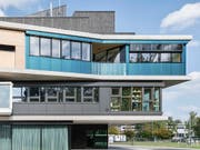 Man sieht es ihr nicht unbedingt an, aber die blaugrüne Fassade liefert Strom und warmes Wasser. (Bild: Roman Keller)