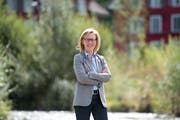 In der Natur wie hier an der renaturierten Lorze in Baar tankt SP-Politikerin Barbara Gysel Energie für ihren arbeitsreichen Alltag. (Bild: Maria Schmid (27. August 2018)