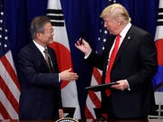 Südkoreas Präsident Moon Jae In und US-Präsident Donald Trump nach der Unterzeichnung des neuen Handelsabkommens in New York. (Bild: KEYSTONE/AP/EVAN VUCCI)