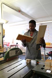 Der Eritreer Filimon Testalem hat sich für den Holzkurs entschieden. (Bild: Ines Biedenkapp)