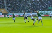 Mit gestrecktem Bein trifft Daprelà das Knie von Cedric Itten. (Bild: SRF Sport)