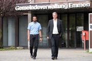 Die neu gewählten Emmer Gemeinderäte Brahim Aakti (links) und Patrick Schnellmann kurz nach Bekanntgabe des Resultats. (Bild: Eveline Beerkircher (Emmen, 23. September 2018))