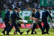 St.Gallens Cedric Itten wird nach einem Foul von Luganos Fabio Daprelà abtransportiert. (Bild: Keystone)