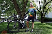 Emil Steiner mit dem Velo, das er aus den USA mitgebracht hat. (Bild: Werner Schelbert (Baar, 24. September 2018))