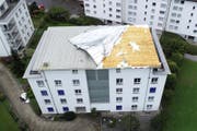 Dieses Gebäude in Seewen verlor die Hälfte des Daches. (Bild: Geri Holdener)