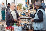 Am Flohmarkt wurde erst über den Preis verhandelt, dann wechselten die Objekte ihren Besitzer. (Bild: Ruedi Burkart (Muri, 22. September 2018))