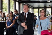 Die Enttäuschung ist ihm ins Gesicht geschrieben: Felix Müri mit seiner Frau Marie-Theres bei der Bekanntgabe des Wahlresultats im Restaurant Prélude. (Bild: Eveline Beerkircher (Emmen, 23. September 2018))
