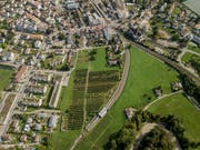 Durch das Mühlegut (links) ist eine Verlängerung mit Unterführung der SBB-Linie geplant. Die Hauptstrasse im Zentrum (Hintergrund) soll so entlastet werden. (Bild: Tino Dietsche)
