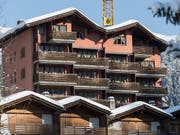 Das Asylzentrum «Rustico» in Laax in Bündner Oberland (Archivbild) bleibt. Geschlossen werden in Graubünden Zentren in Schluein, Splügen und Valchava. (Bild: KEYSTONE/ARNO BALZARINI)