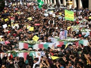Zehntausende Iranerinnen und Iraner haben am Montag den Opfern gedacht, welche am Wochenende bei einer Attacke an einer Militärparade getötet worden sind. (Bild: KEYSTONE/AP/EBRAHIM NOROOZI)