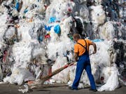 Abfallberg aus Plastik bei einer Recycling-Frima im thurgauischen Eschlikon. (Bild: KEYSTONE/ALEXANDRA WEY)