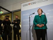 Nachdem die Abgeordneten von CDU und CSU gegen den Willen von Angela Merkel den bisherigen Fraktions-Vize Ralph Brinkhaus zum neuen Vorsitzenden gewählt hatten, räumte die Kanzlerin eine Niederlage ein. (Bild: KEYSTONE/EPA/CLEMENS BILAN)