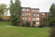 Die Schulhausanlage Röhrliberg im Röhrliberg 1 in Cham stammt aus dem Jahre 1973. Gebaut hat es der Architekt Josef Stöckli. Die Abwinklung der Baukörper, die Niveauunterschiede und die raffinierte Raumverschränkung verleihen dem Sichtbacksteinbau einen plastischen Ausdruck. Nachdem das Objekt im Rahmen der Inventarrevision der schützenswerten Denkmäler ins Inventar aufgenommen wurde, konnte es im Einvernehmen mit der Gemeinde unter kantonalen Denkmalschutz gestellt werden. Eine sorgfältige Sanierung und Erweiterung in enger Zusammenarbeit zwischen Gemeinde und Denkmalpflege ist im Gange.