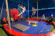 Schülerinnen und Schüler beim Einüben einer Trapeznummer. (Bild: Claudio Weder)