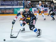Andrej Bykow umkurvt Zugs Verteidiger Santeri Alatalo (Bild: KEYSTONE/PATRICK HUERLIMANN)