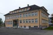Das Schulhaus Sunnegrund an der Blickensdorferstrasse 15 in Steinhausen stammt aus den späten 1930er Jahren und ist ein Vertreter der Zwischenkriegszeit. Während Fensterbänder und Fassade der Moderne zugeordnet werden, ist das Walmdach noch der Bauweise des Heimatstils verpflichtet. Nachdem das Objekt im Rahmen der Inventarrevision der schützenswerten Denkmäler ins Inventar aufgenommen wurde, konnte es auf Antrag der Gemeinde unter kantonalen Denkmalschutz gestellt werden. Gegenwärtig wird es von der Gemeinde sorgfältig saniert und umgebaut. (Bilder: PD/Amt für Denkmalpflege und Archäologie)