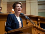 Bundesrätin Simonetta Sommaruga plädiert im Nationalrat für Massnahmen gegen Lohndiskriminierung. Mit Erfolg: Der Rat will grosse Unternehmen zu Lohnanalysen verpflichten. (Bild: KEYSTONE/ANTHONY ANEX)