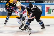 Zugs Albrecht (links) im Duell mit Fribourgs Schilt (rechts). Bild: Pascal Müller/Freshfocus (Fribourg, 25. September 2018)