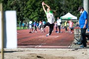 Am kantonalen Schulsporttag in Sursee messen sich die Kinder unter anderem im Weitsprung. (Bild: Roger Grütter, 25. September 2018)